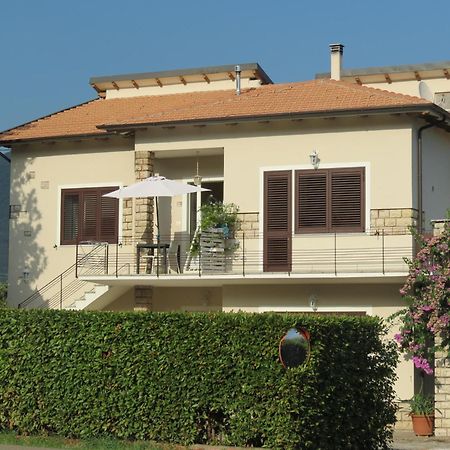 Casa Vacanze “Bouganville” Loc Avane Pisa Vecchiano Luaran gambar